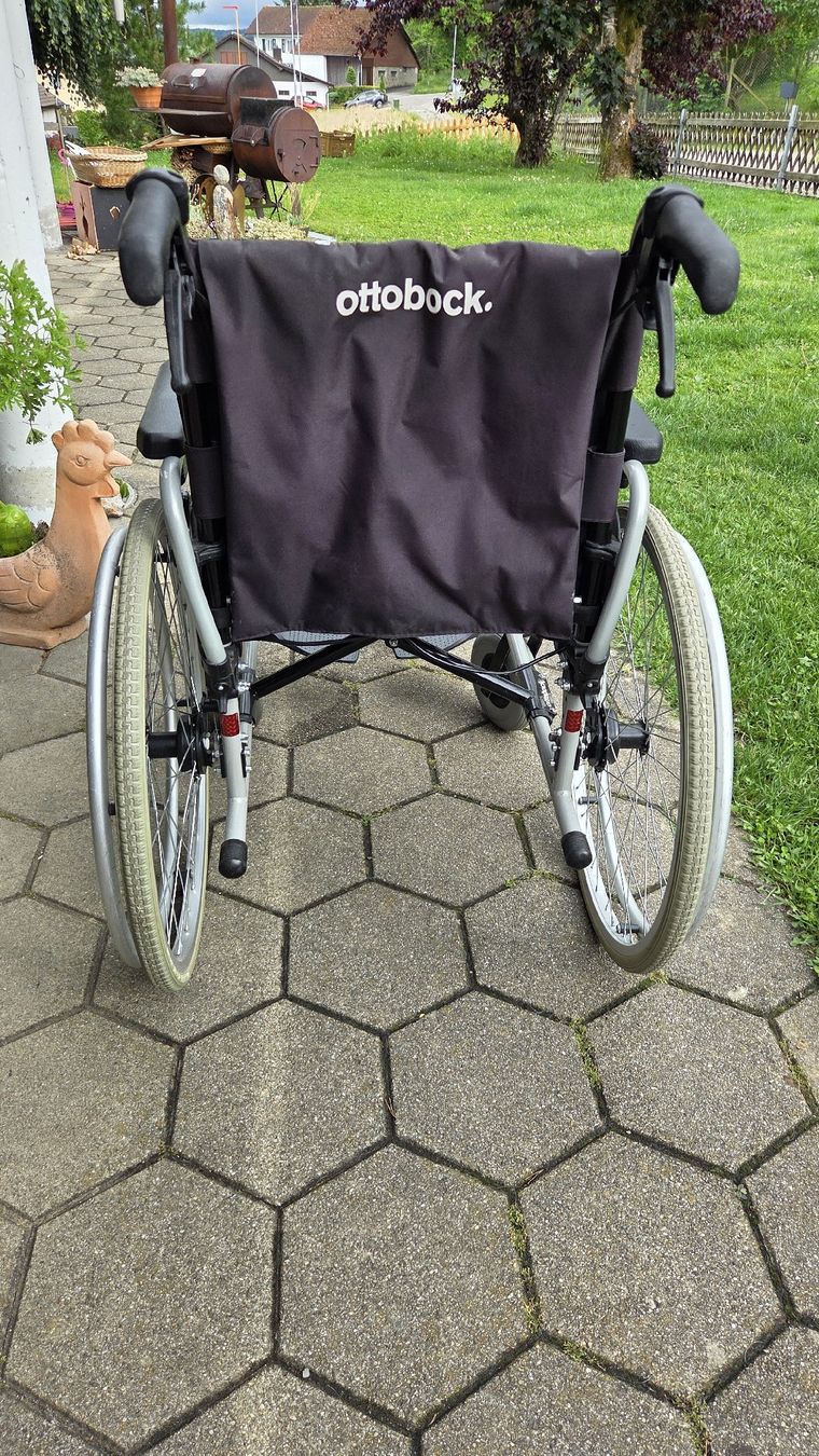 Chaises roulantes: Ottobock Rollstuhl – D'occasion à Pfeffikon LU par Spiderpig1991 2