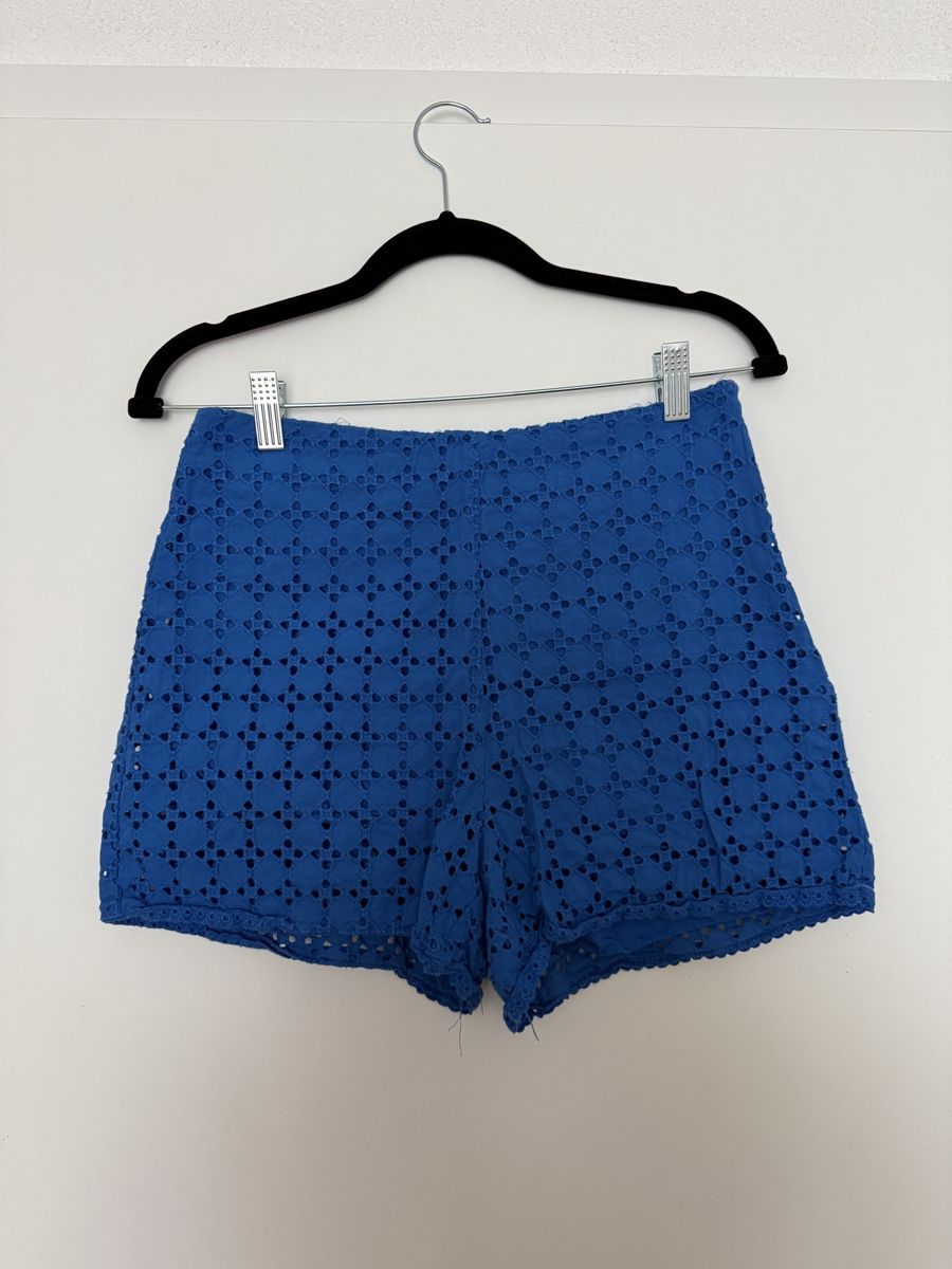 Zara Hosen: Zara Royal Blue Eyelet Shorts - size M – Gebraucht aus Prangins von ale_f88f
