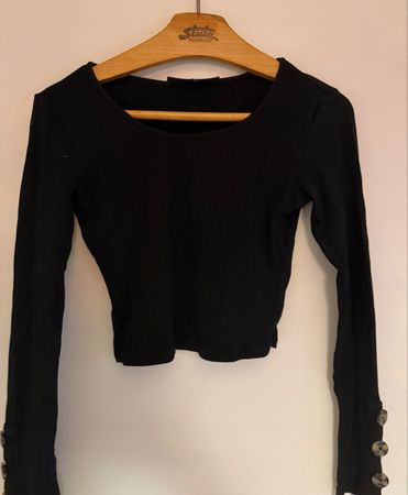 Schwarzer Langarm Crop-Top mit auffälligen Knöpfen Gr. S