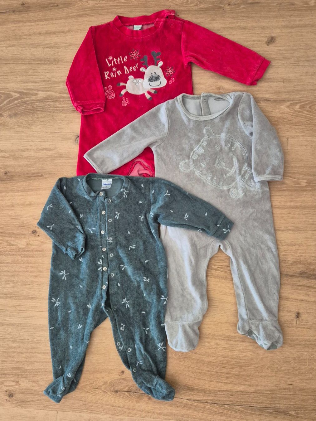 Pyjamas: 3 kuschelige Strampler mit Füsschen, Gr. 74 – D'occasion à Ettenhausen TG par Melanie_K.