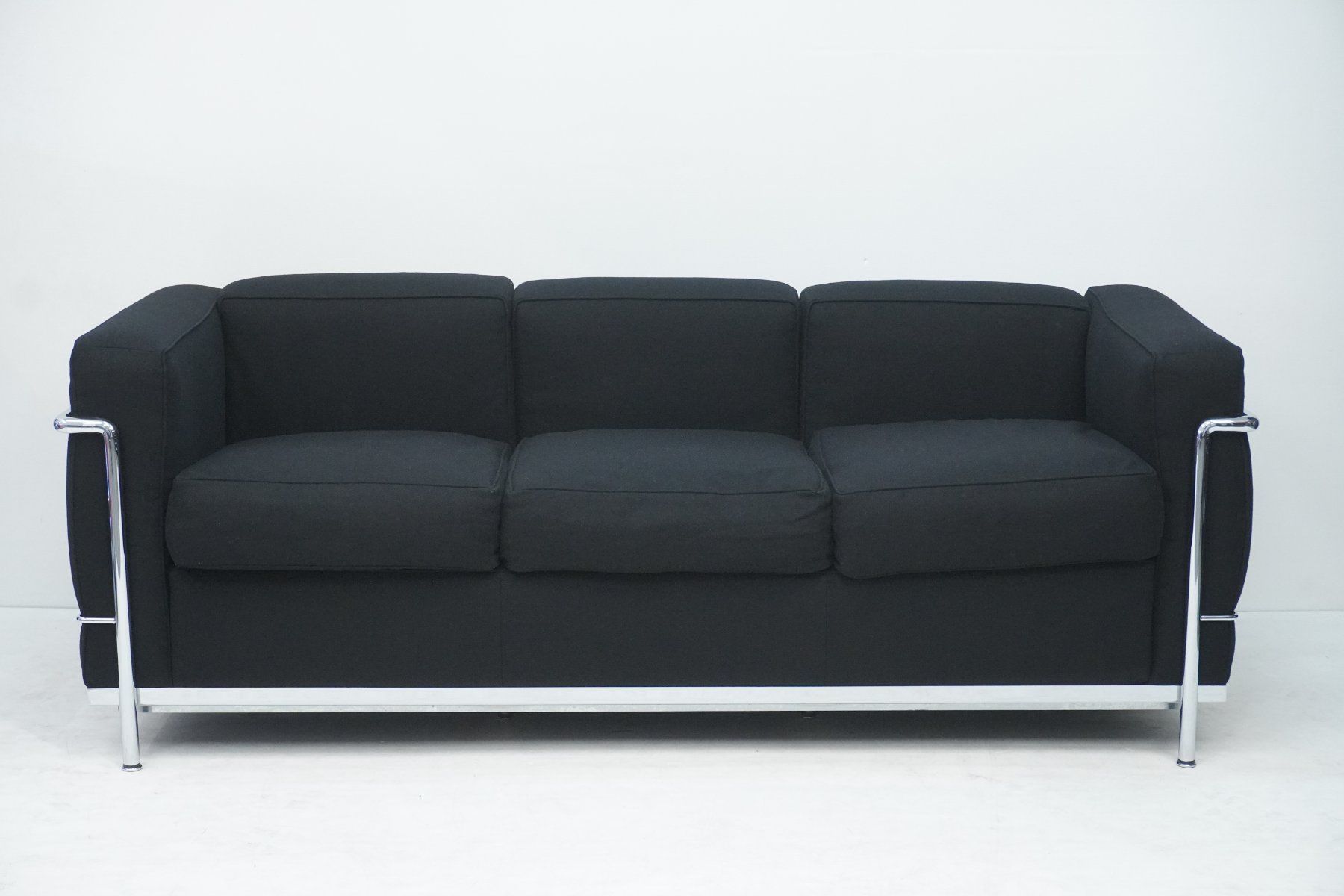 Cassina Divani: Cassina LC2 3er Sofa Le Corbusier Stoff schwarz – Usato da Bad Zurzach venduto da QLASSIQ