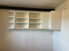 Wandschrank mit klaren Gebrauchsspuren