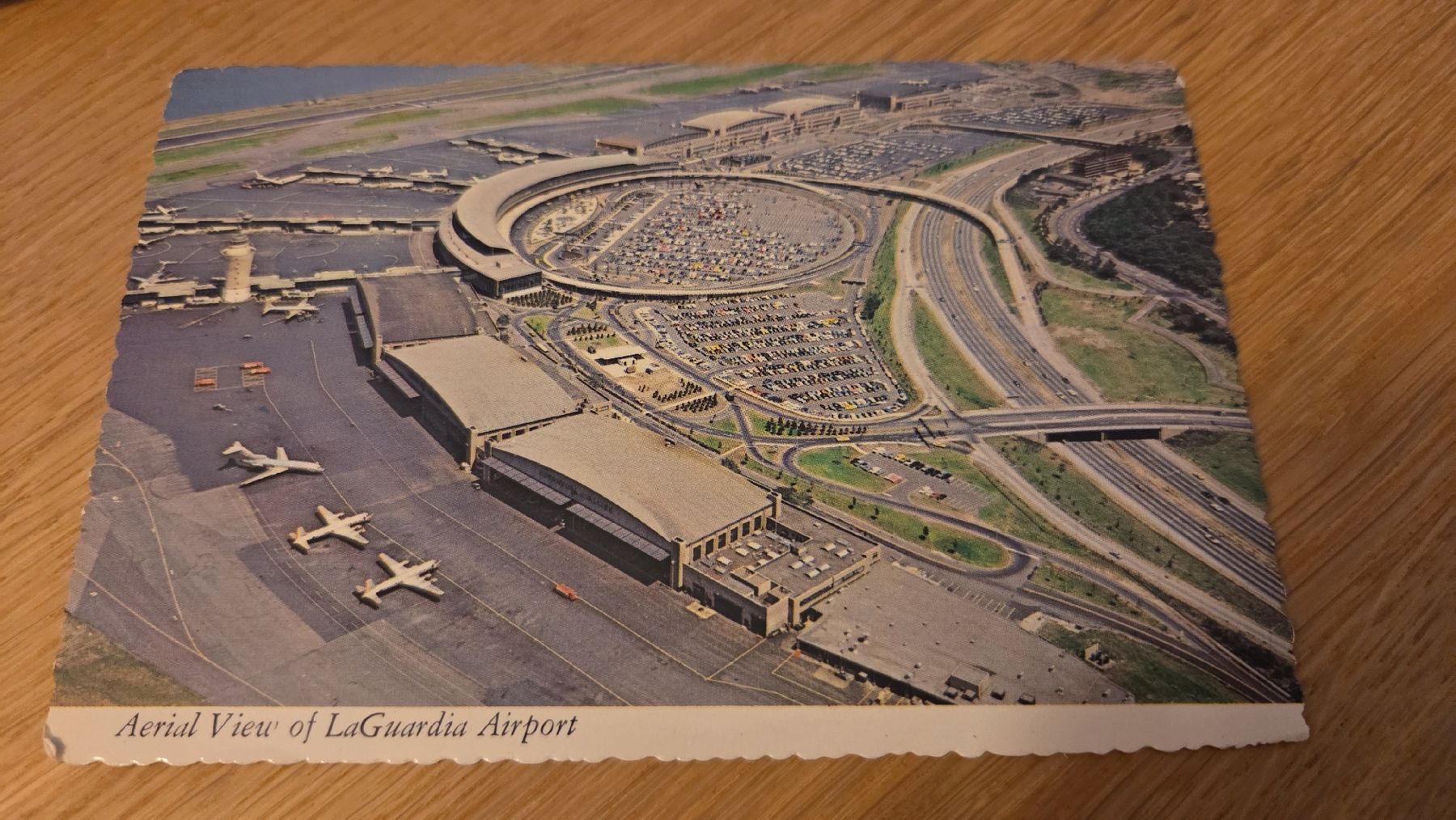 Cartoline postali: 1977 Ansichtskarte Flughafen La Guardia – Usato da Arni AG venduto da Moth68