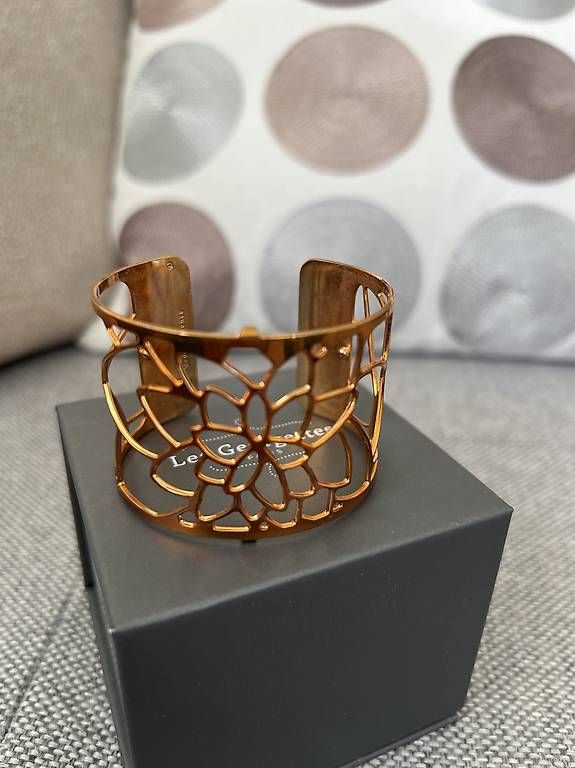Armbänder & -reifen: GEORGETTES bracelet, doré avec deux interface blanc ou noir – Gebraucht aus Echallens von fayetrahel 3