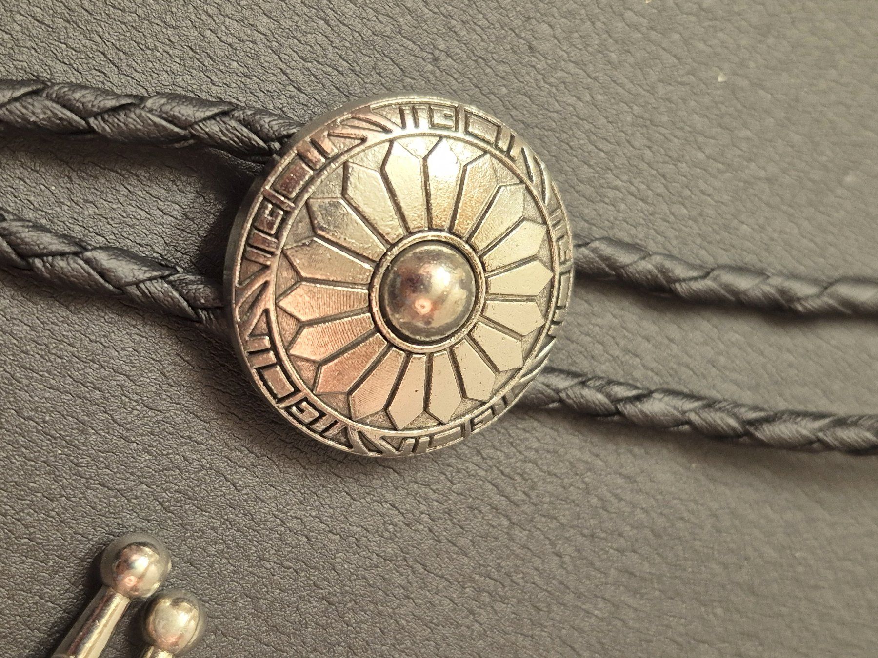 Cravatte: 46) Bolo-Tie Westernkrawatte Concho Muster Silber – Nuovo e nell'imballaggio originale da Aeschau venduto da AtelierAltholz 2