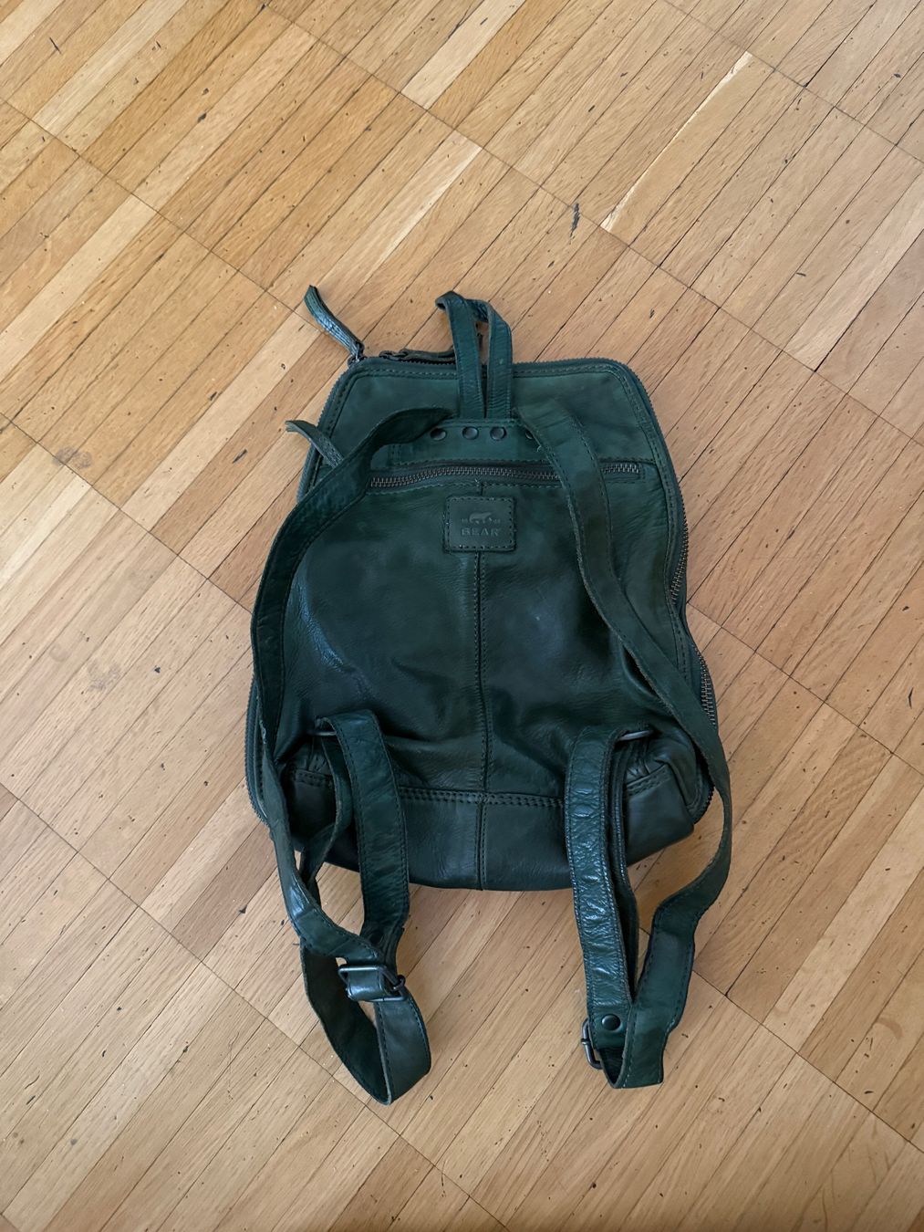 Rucksäcke: Bear Lederrucksack dunkelgrün – Gebraucht aus Zürich von congenium 1