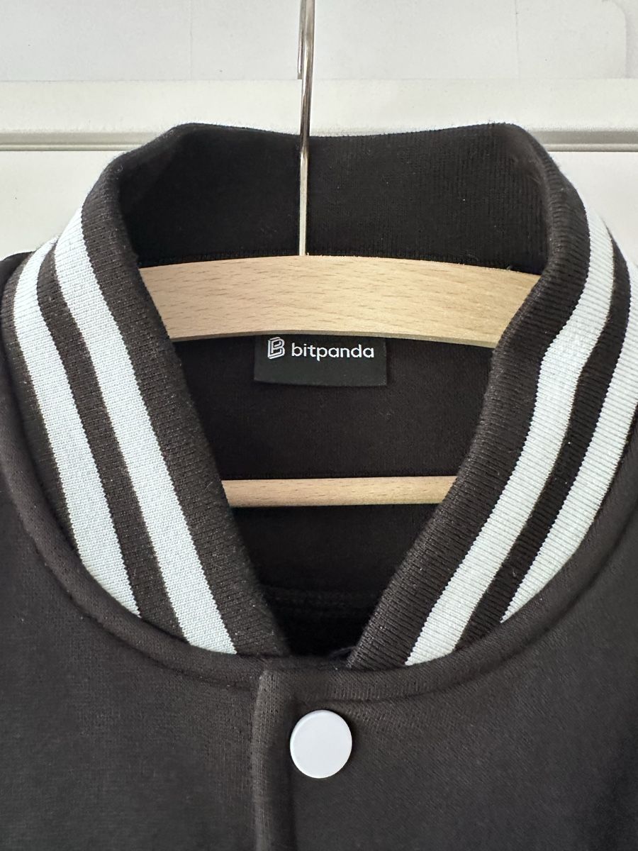 Vestes: Bitpanda College Jacke, Grösse M – Neuf (Voir description) à Basel par Shibyl 1