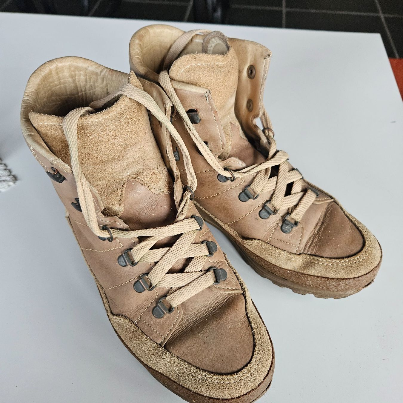 Lowa Scarpe da uomo: LOWA Wanderschuhe, Grösse 6 1/2 – Usato da Uster venduto da Sonnenblume212 1