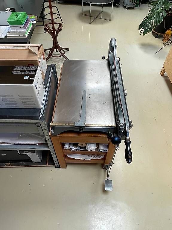 Toutes les machines: Schneidemachine / Professionelle Pappschere – D'occasion à Bern par Zweckdienlich 3