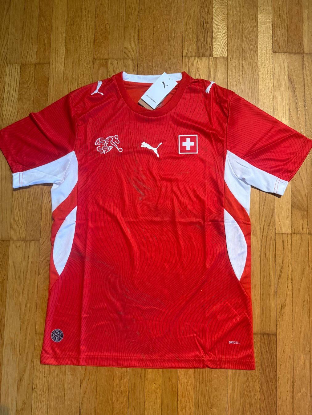 Camicie: Schweiz Trikot WM2026 - Neu - Large – Nuovo e nell'imballaggio originale da Zürich venduto da PMJ-Shop