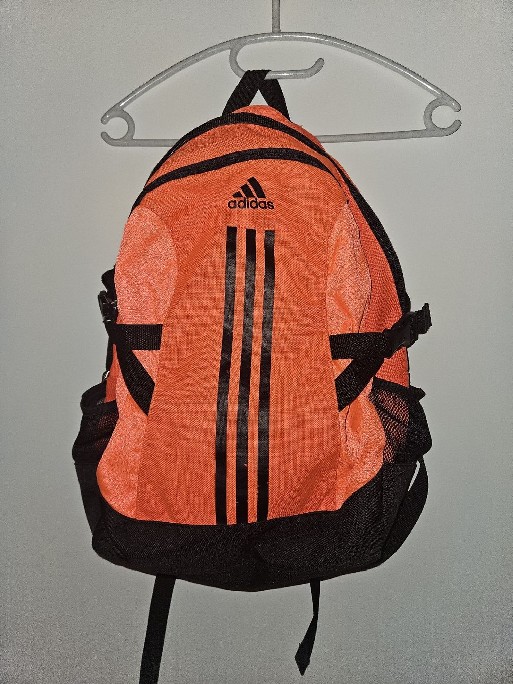 Adidas Rucksäcke: Sac à dos Adidas orange et noir – Gebraucht aus Delemont von ricky9420