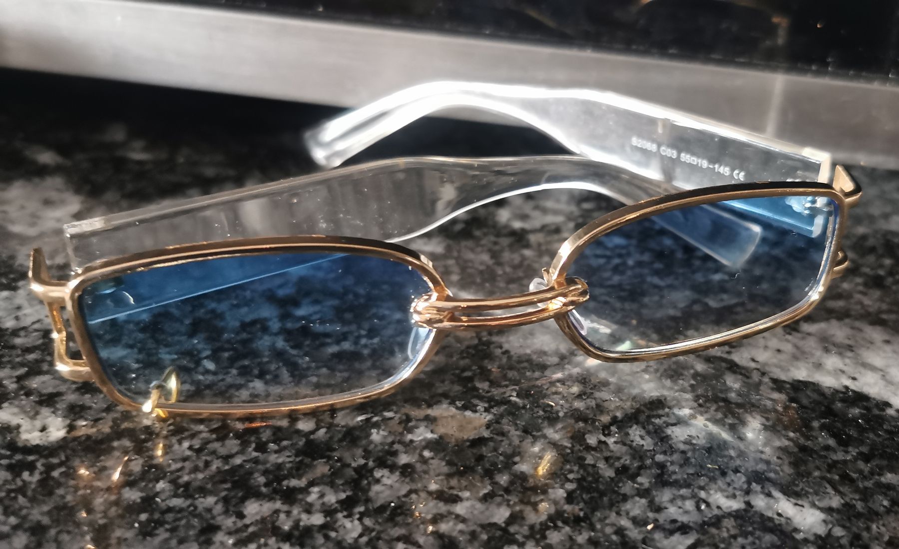 Brillen & Gläser: Sonnenbrille – Gebraucht aus Winterthur von Katyakaterina