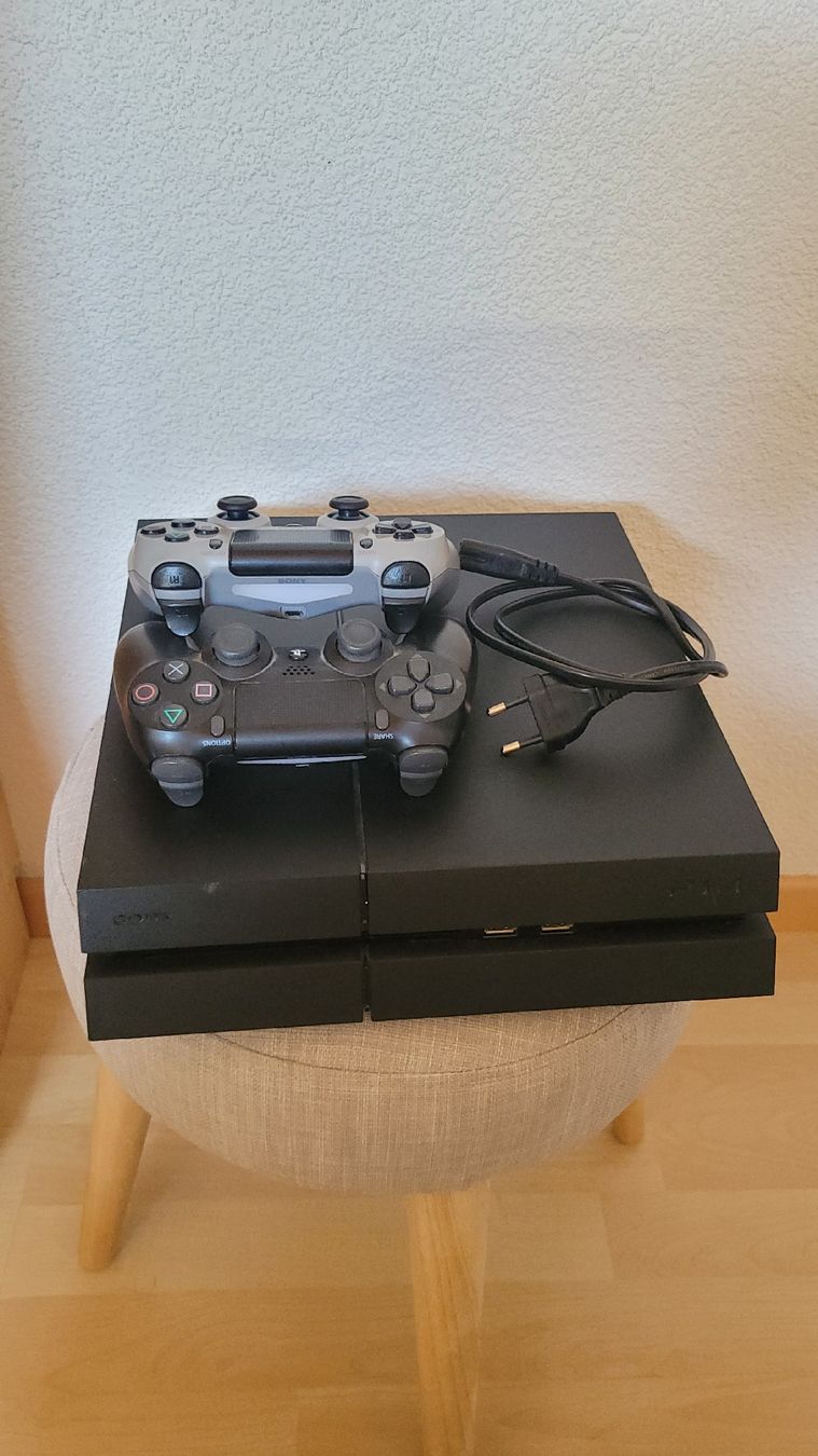 Sony Consoles: PS4 1TB 2 Controller 2 Spiele – D'occasion à Spiez par nir_7n58