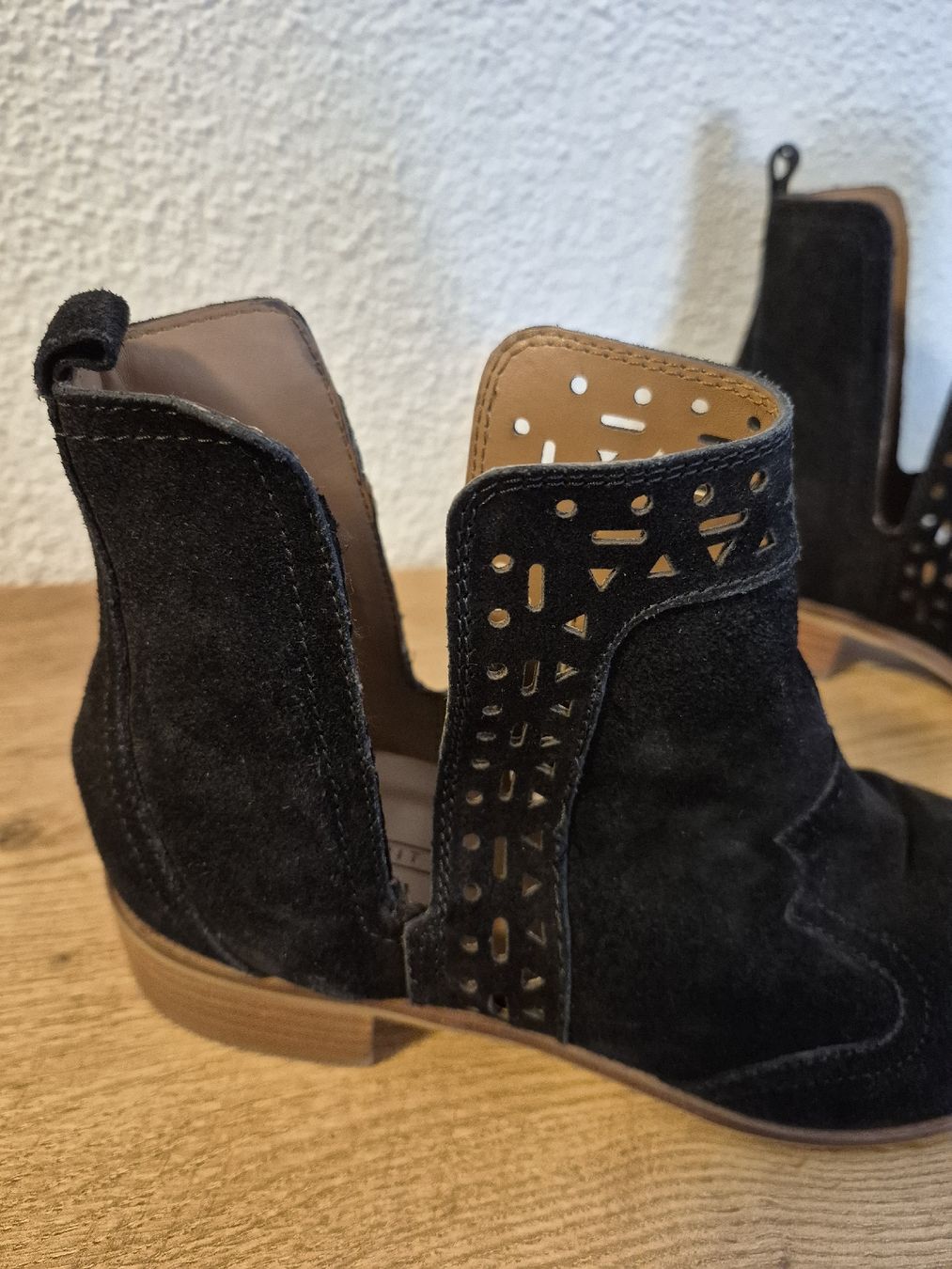 Scarpe da donna: Schwarze Wildleder Stiefeletten Gr. 38 - – Nuovo (secondo la descrizione) da Wädenswil venduto da Orso31 3