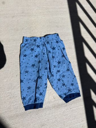 Blaue Sommerhose mit Sternen