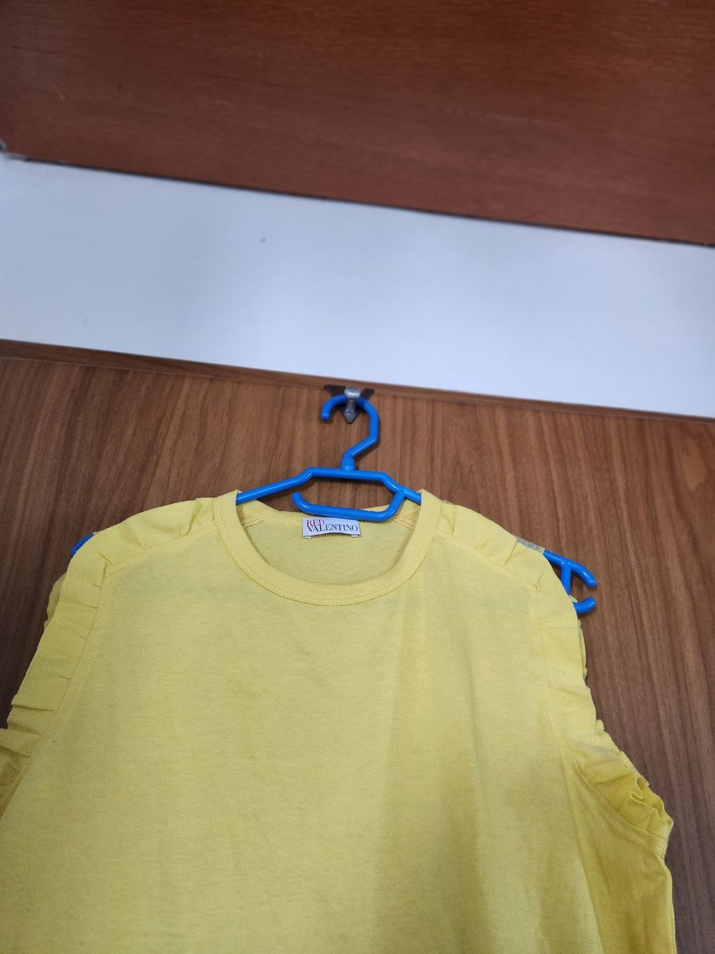 Valentino Tops: Top RED VALENTINO jaune taille M  – Gebraucht aus Niedergösgen von Eva2410 5