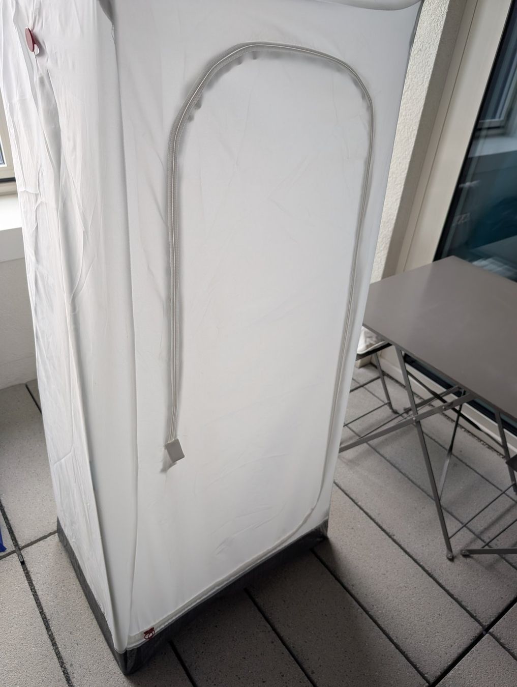 Ikea Schränke: IKEA VUKU schmaler Kleiderschrank – Gebraucht aus Zürich von dev_oyster