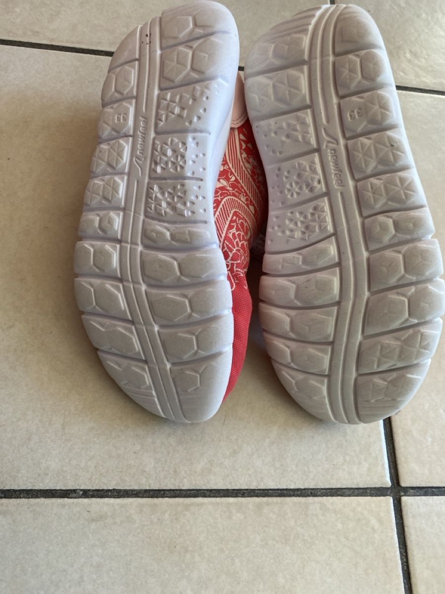 Decathlon Scarpe per ragazze: Hallenschuhe  – Usato da Olten venduto da Angisun 1