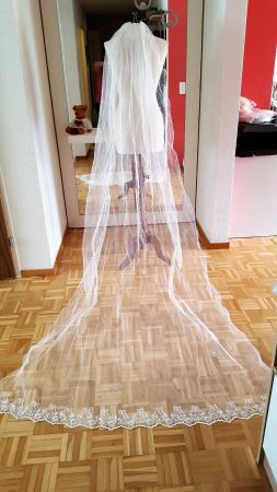 Brautschleier ivory lang Spitze Kristall