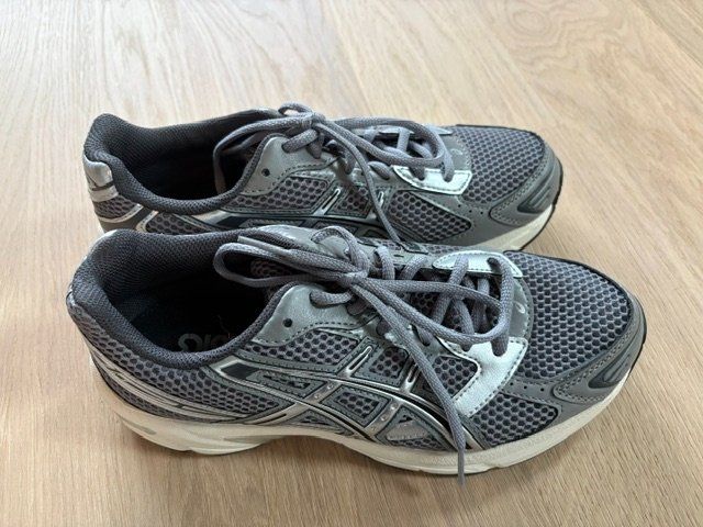 Asics Scarpe da uomo: Neue Asics Sneaker grau Grösse 40 – Nuovo (secondo la descrizione) da Dielsdorf venduto da Sendak
