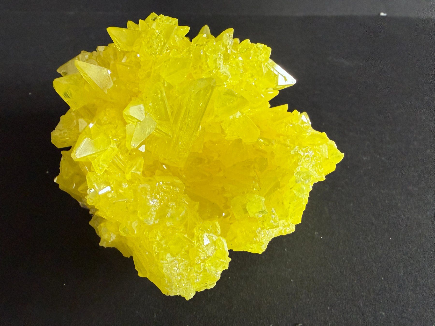 Minerali & Pietre curative: Grosse dekorative Schwefel Kristall Stufe, 390 g – Nuovo e nell'imballaggio originale da Lützelflüh-Goldb venduto da Elementis 1