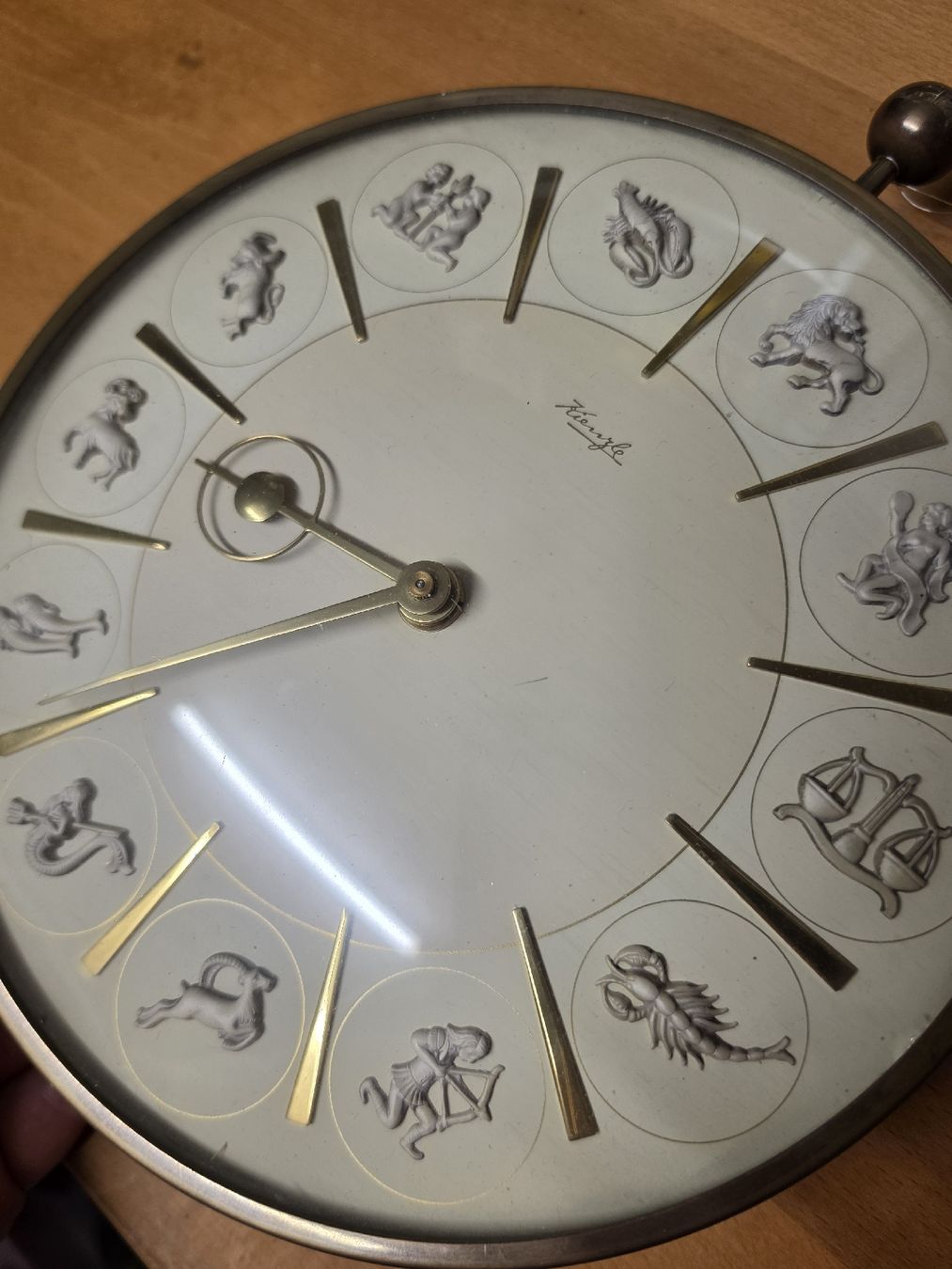 Montres: Wand Uhr mit Sternzeichen Motiv   – D'occasion à Büsserach par Divina86