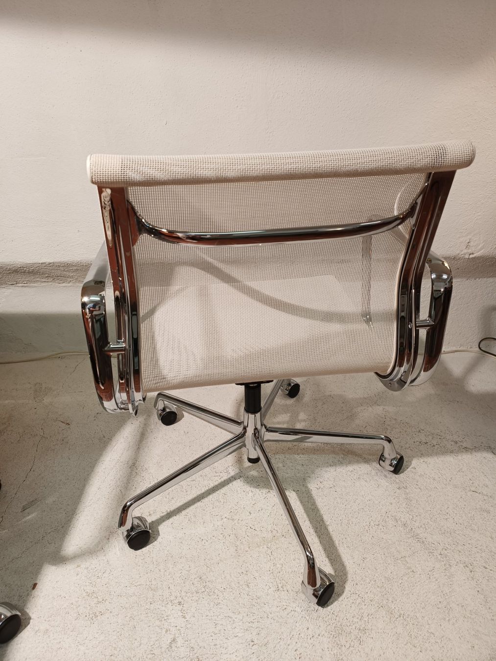 Sedie: Vitra Eames Aluchair EA 117 Netz weiss – Usato da Winterthur venduto da style-and-design.zrh 3