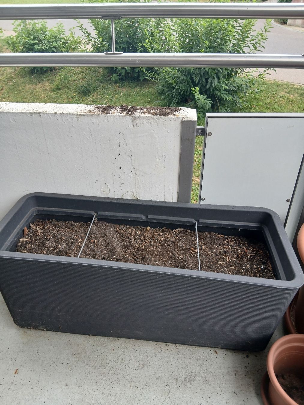 Vasi per fiori: Rectangular large Planter grey plastic balcony pot  – Usato da Effretikon venduto da ann_mg5q