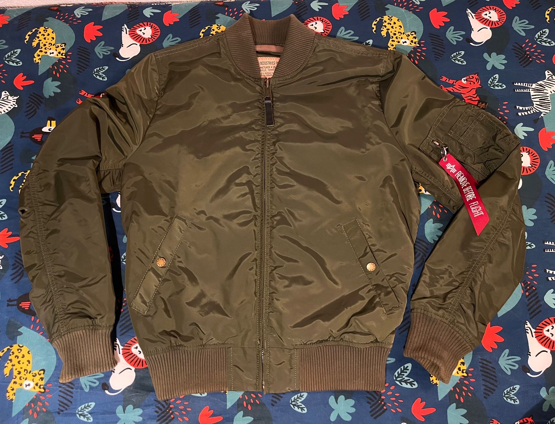 Alpha Industries Jacken: Alpha Industries Bomber Jacket – Gebraucht aus Lausanne von Davde92