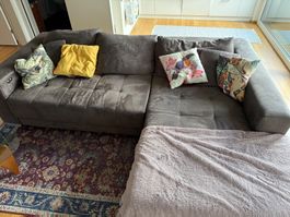 Braunes Sofa mit elektrischer Vorziehfunktion