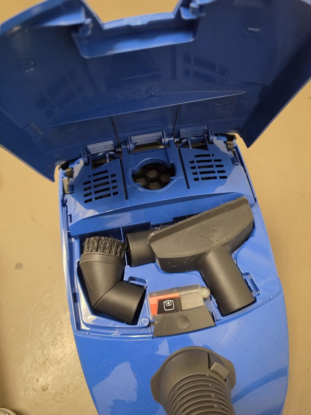 Miele Aspirapolveri & Accessori: Staubsauger Miele Complete C1 Sonata blau  – Usato da Olten venduto da Mezopotamya 7