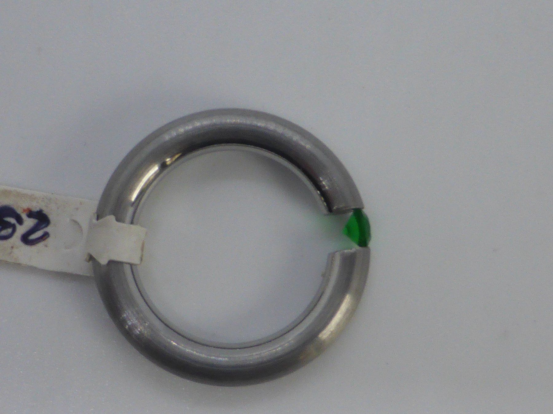 Ringe: Bague acier ronde avec zircon vert – Gebraucht aus Porrentruy von Tic-Time 1