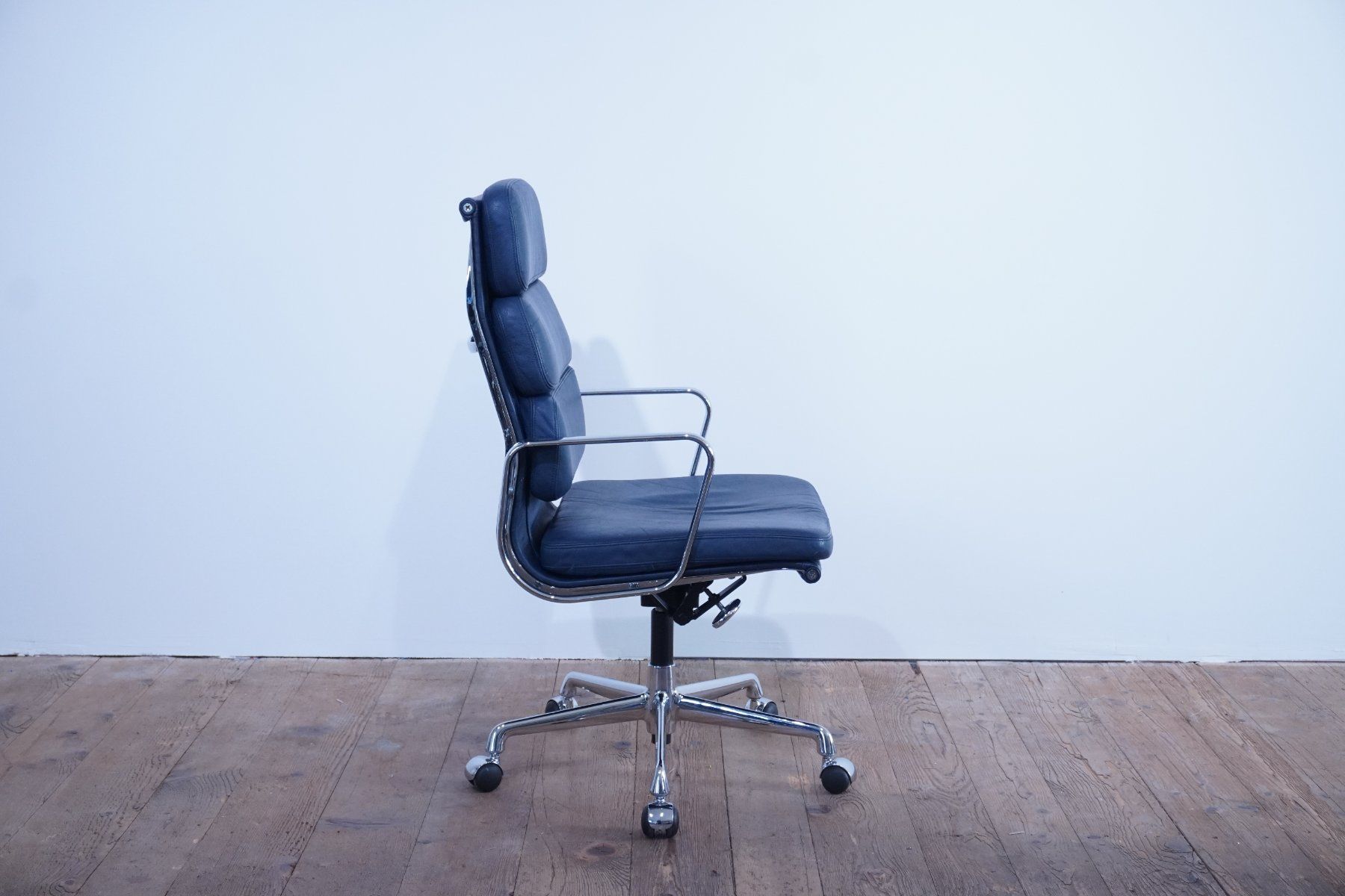Vitra Chaises: Vitra Eames Soft Pad EA219 Leder dunkelblau – D'occasion à Bad Zurzach par QLASSIQ 1