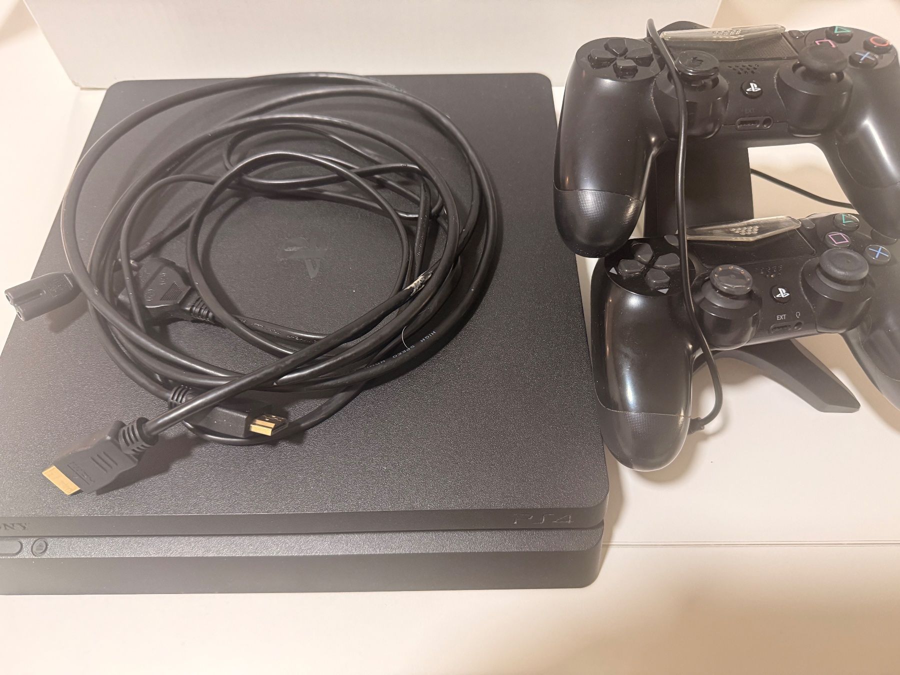 Sony Console: Ps4 mit Laderegler + 2 Joypad – Usato da Möhlin venduto da PcPlus 1