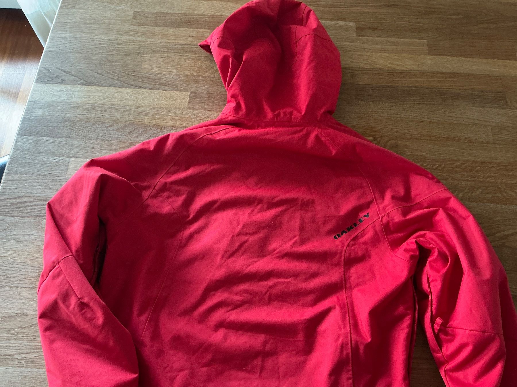 Oakley Giacche: Rote Snowboardjacke von Oakley – Usato da Ebmatingen venduto da Toeggeli 2