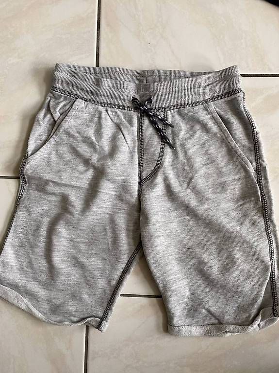 Hosen: Vend lot short enfant – Gebraucht aus Morrens VD von gia_sfs5 2