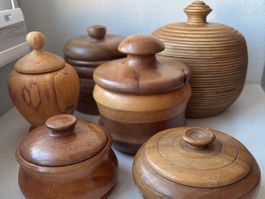 6 Vintage-Behältern aus handgedrechseltem Holz mit Deckel