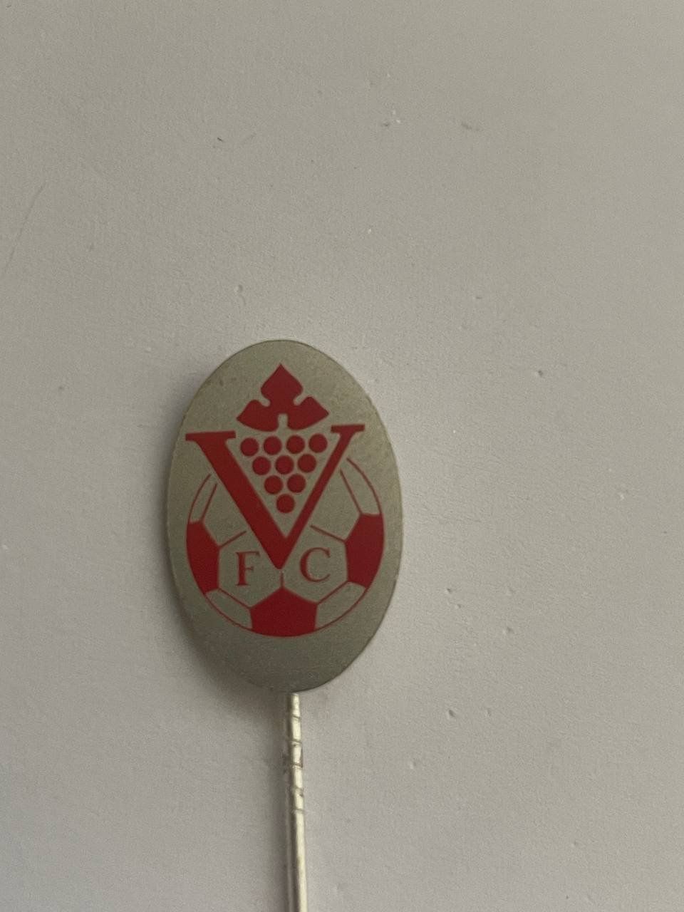 Placchette & Badge: 204. Anstecknadel - FC Vignoble-Cully – Usato da Luzern venduto da Irek