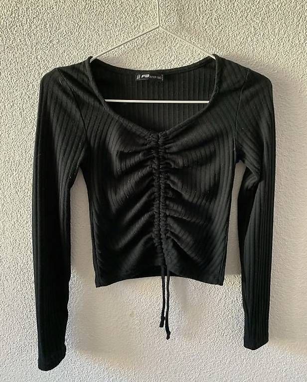 Top: Schwarzes Oberteil zum Binden – Usato da Wahlen b. Laufen venduto da Jeanine_T