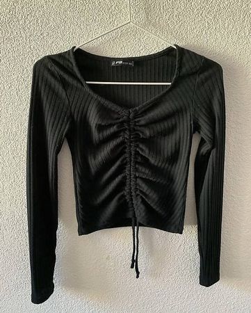 Schwarzes Oberteil zum Binden