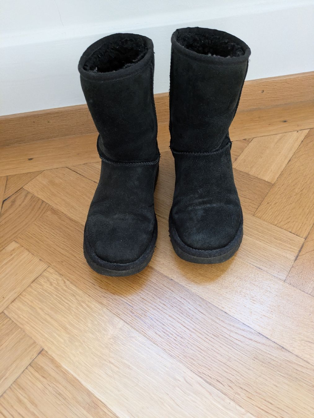 Ugg Chaussures hommes: Black Uggs size 36 – D'occasion à Lausanne par ane_7zck