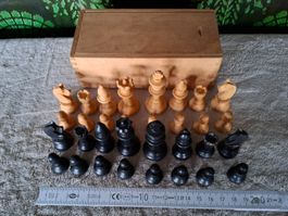 Schöne Schachspielfiguren aus Holz, vintage, komplett.