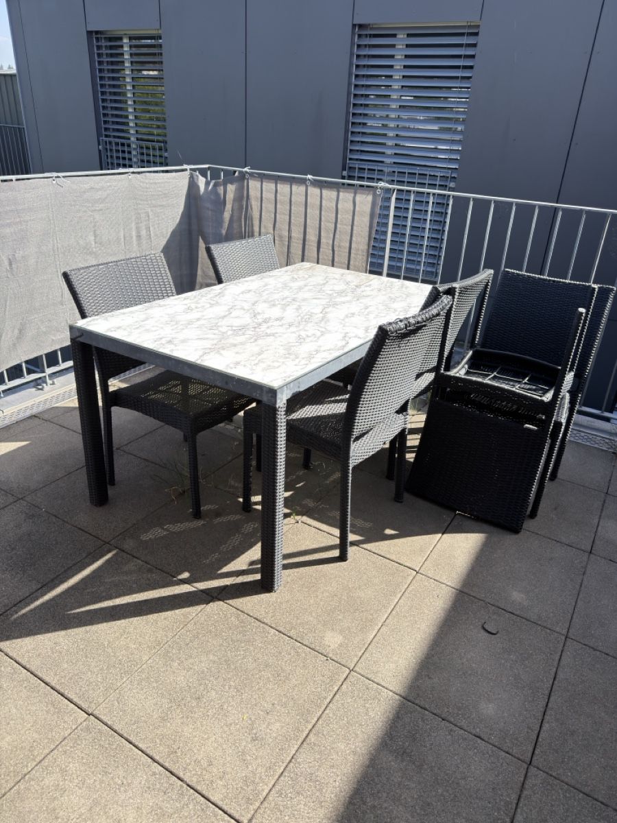 Set de table et chaises: Balkon Tisch mit 6 Stühlen – D'occasion à Bassersdorf par gio_s6lf
