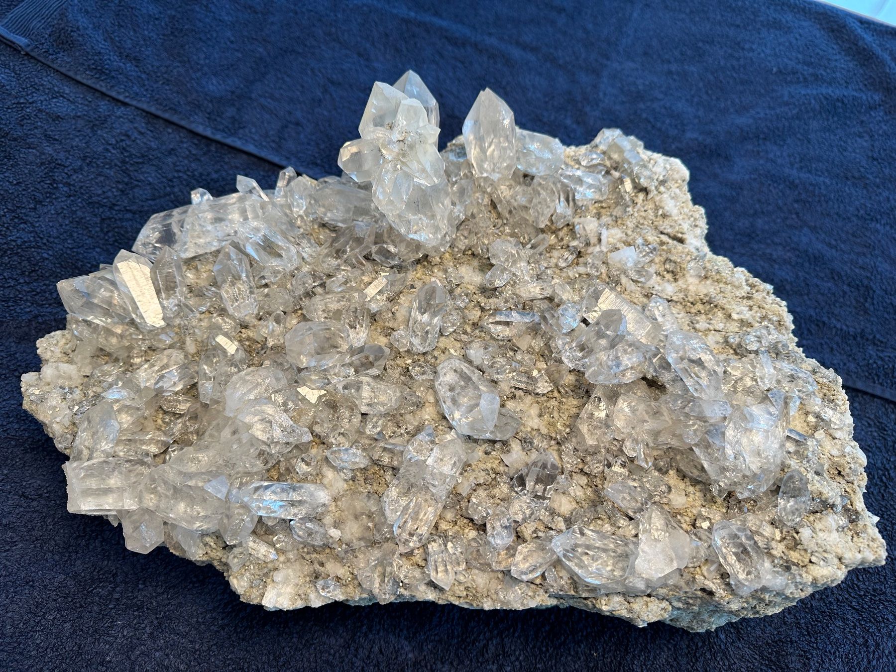 Minerali & Pietre curative: Bergkristall mit Adular 42 x 30 cm Furka – Usato da Oberuzwil venduto da Crystall0 5