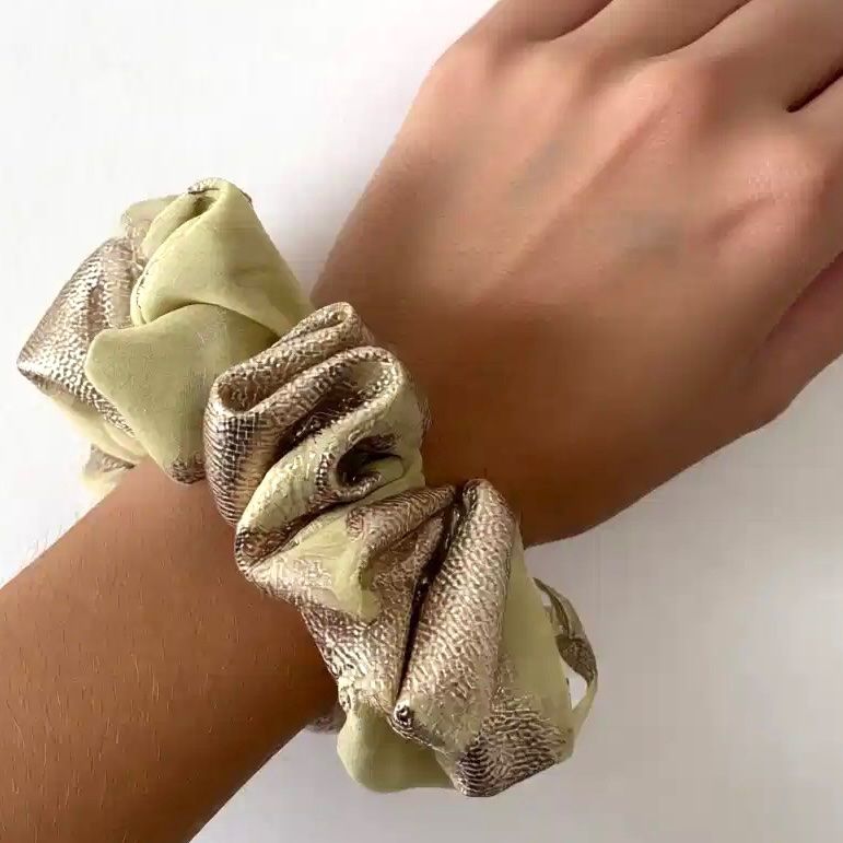 Accessori per capelli: Luxus Scrunchie Chiffon - Handgemachte - Unikat - Neu! – Nuovo e nell'imballaggio originale da Vals venduto da ABA-Atelier 3