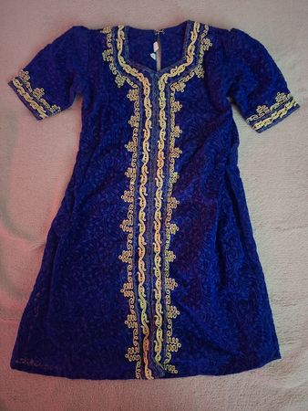 Robe caftan bleu avec broderies dorées, taille 1,5 ans.