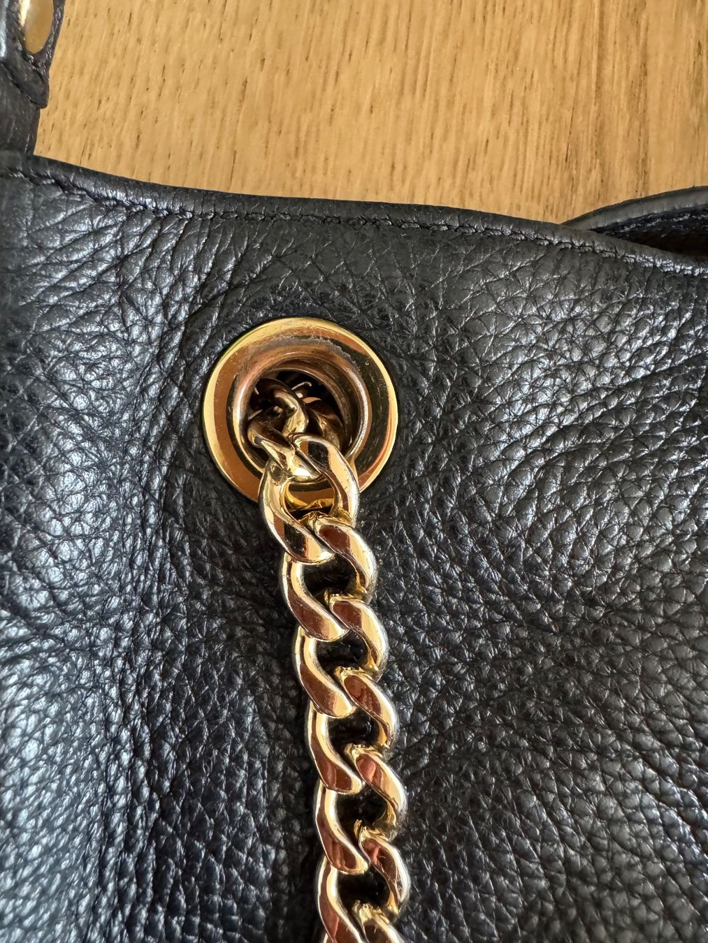 Michael Kors Taschen für Damen: Schwarze Michael Kors Handtasche mit Golddetails – Gebraucht aus Inwil von san_zh 8
