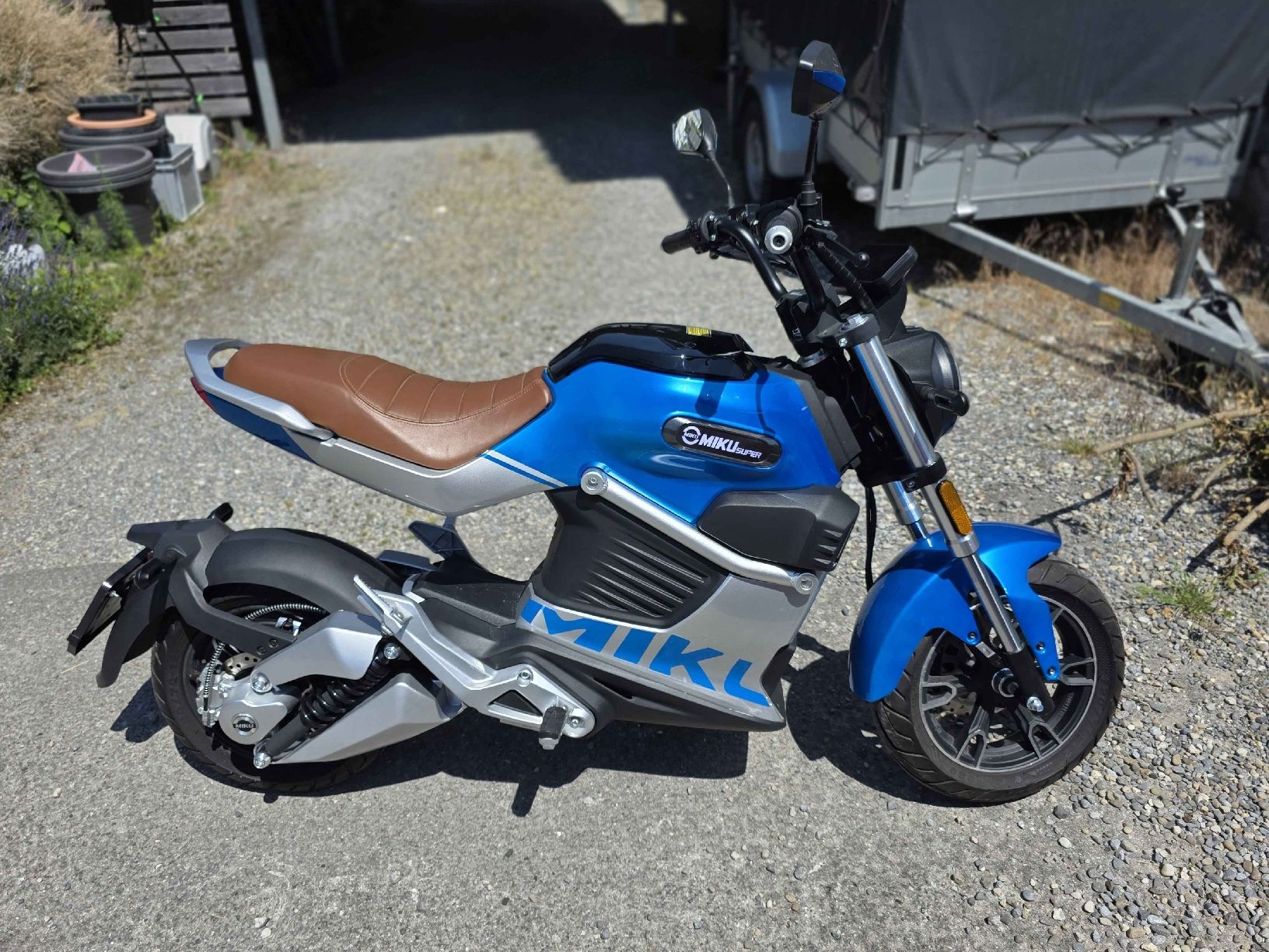 Altro: Elektroroller MIKUSUPER blau mit 2 Schlüssel – Nuovo (secondo la descrizione) da Reinach AG venduto da Tyrese