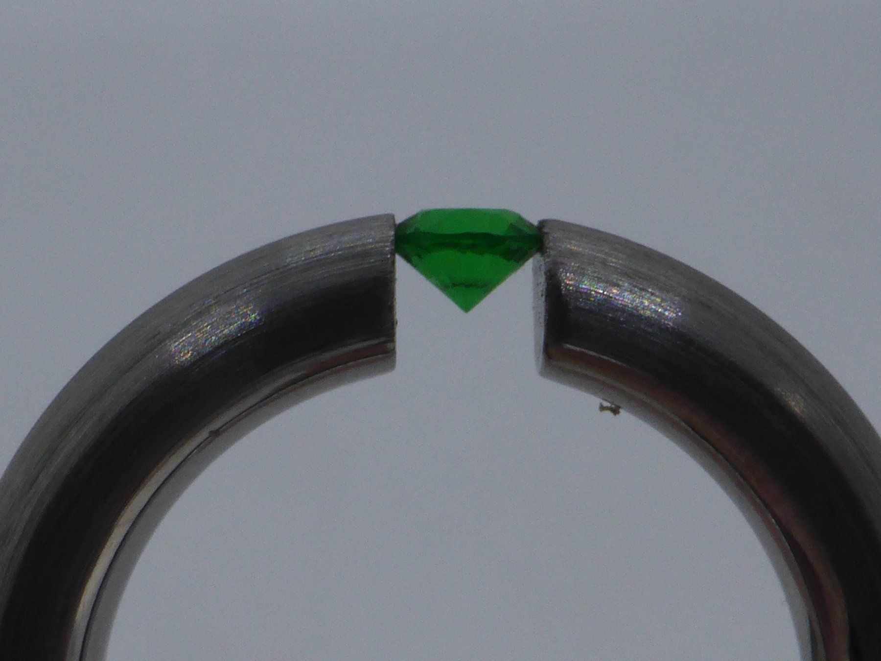 Ringe: Bague acier ronde avec zircon vert – Gebraucht aus Porrentruy von Tic-Time 2