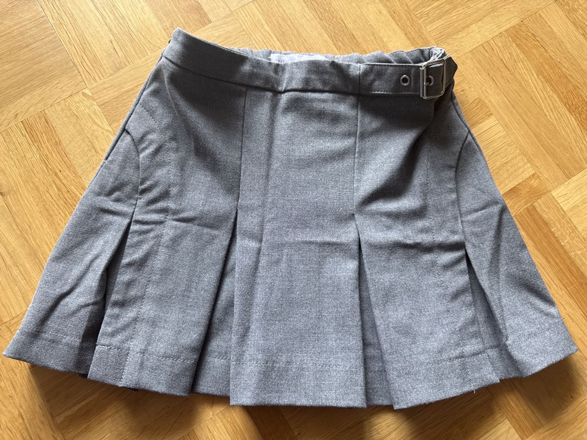 Zara Robes et jupes: Zara Rock, Gr. 140, Top Zustand, Grau – D'occasion à Kilchberg ZH par Von_dutch